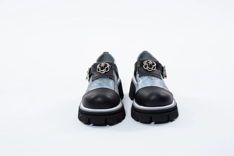 Pantofi din piele cu accesoriu si inchidere cu curea