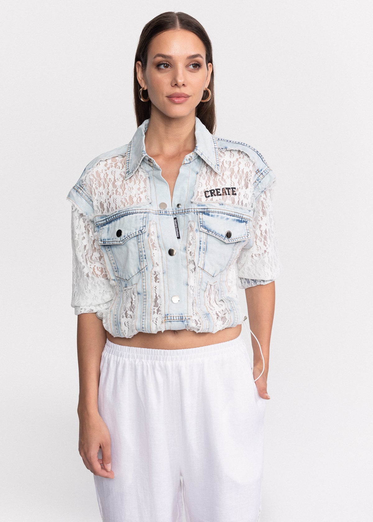 Jacheta din dantela cu accente denim, guler clasic si inchidere cu nasturi