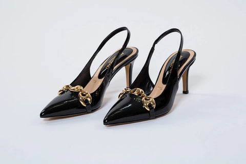Pantofi din piele lăcuită cu accesoriu auriu – eleganță atemporală și rafinament desăvârșit