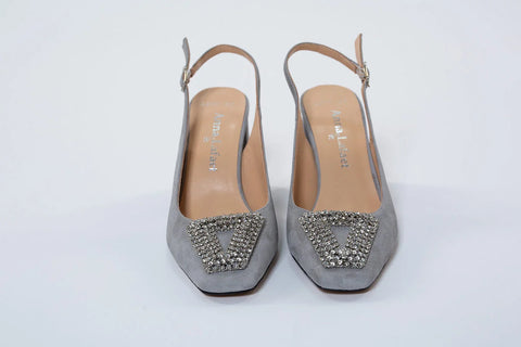 Pantofi din piele întoarsă gri cu accesoriu argintiu și toc de 8 cm – subtilitate, eleganță și detalii rafinate