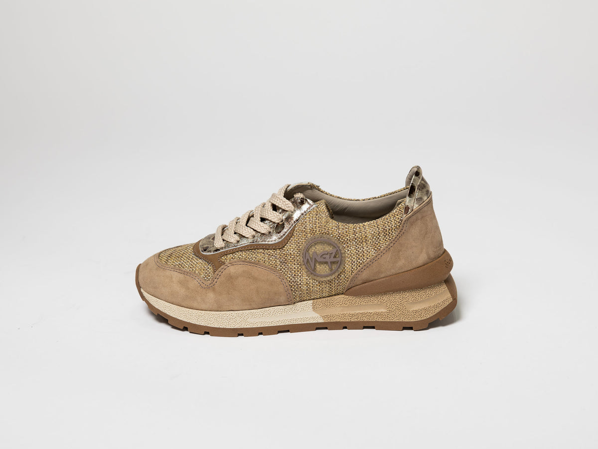 Casual sneakers with gold details