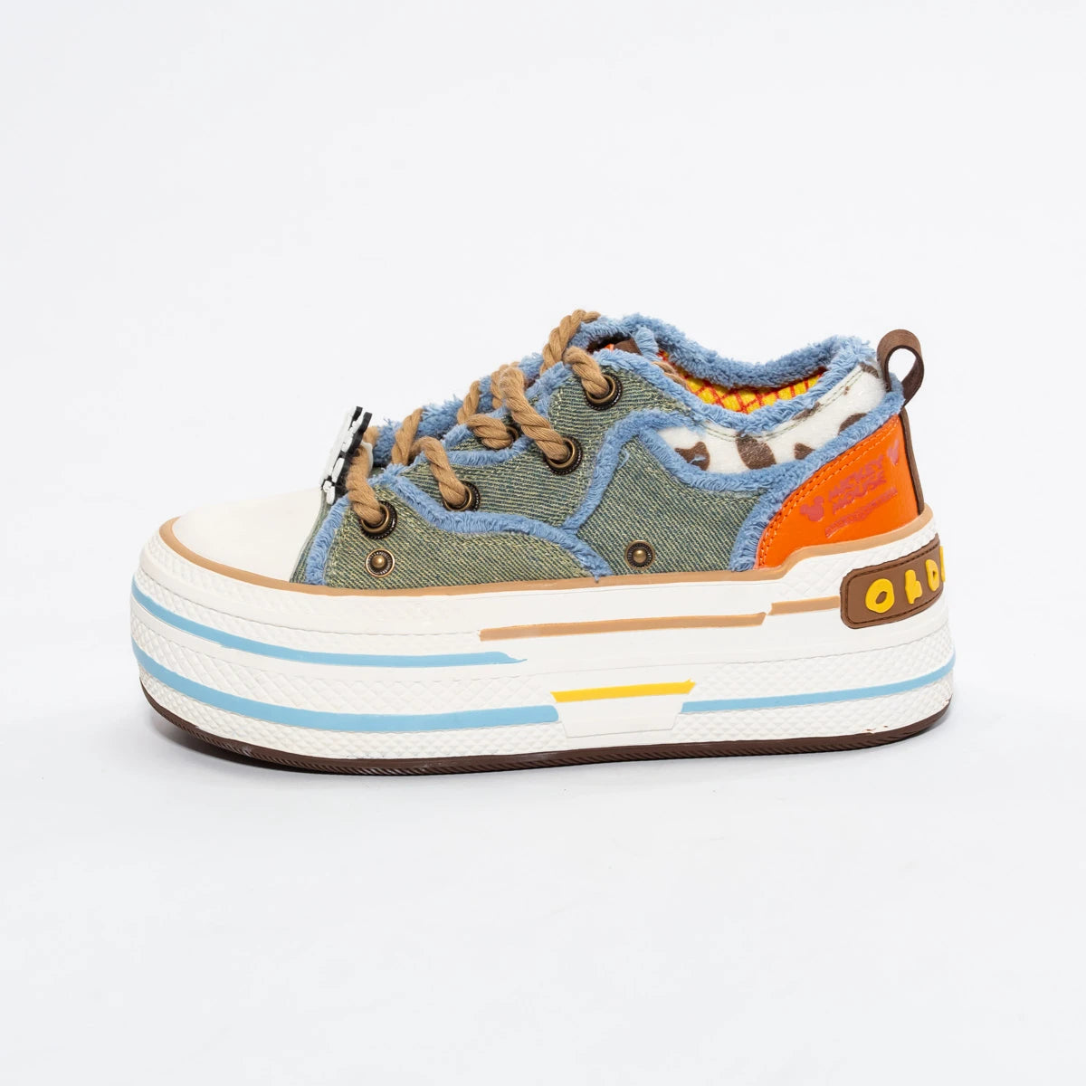 Adidași cu platformă joasă și accesorii 3D – Design creativ și urban-pop