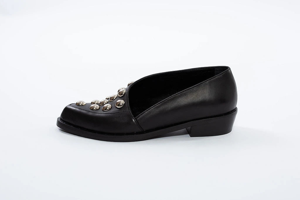 Pantofi din piele negri cu ținte metalice, eleganți și moderni.