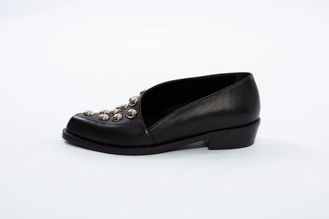 Pantofi din piele negri cu ținte metalice, eleganți și moderni.