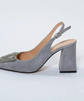 Pantofi din piele întoarsă gri cu accesoriu argintiu și toc de 8 cm – subtilitate, eleganță și detalii rafinate