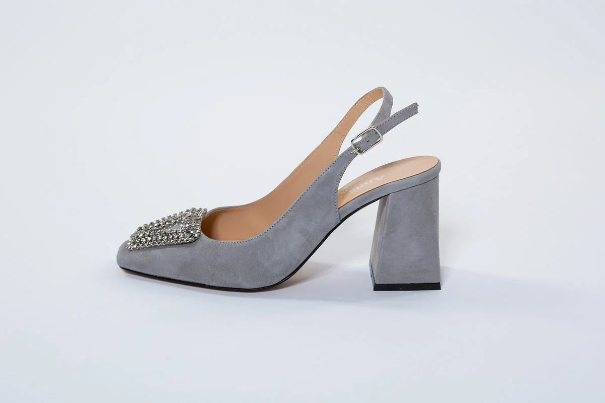 Pantofi din piele întoarsă gri cu accesoriu argintiu și toc de 8 cm – subtilitate, eleganță și detalii rafinate