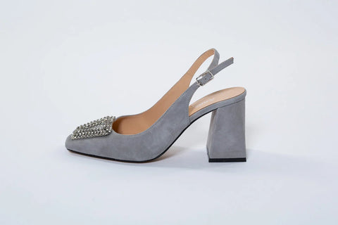 Pantofi din piele întoarsă gri cu accesoriu argintiu și toc de 8 cm – subtilitate, eleganță și detalii rafinate