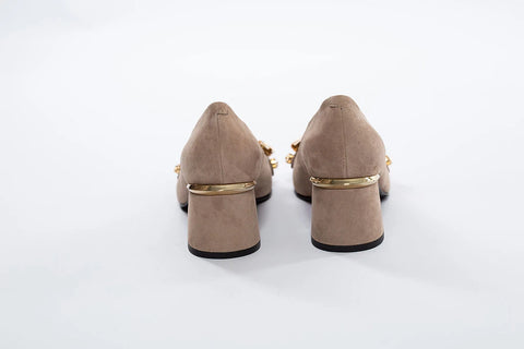 Pantofi cu toc și aplicații decorative
