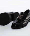 Pantofi loafer negri din piele lăcuită, cu accesoriu metalic, stil elegant