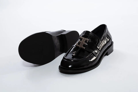 Pantofi loafer negri din piele lăcuită, cu accesoriu metalic, stil elegant