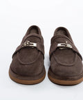 Pantofi casual din piele întoarsă gri, cu talpă groasă și accesoriu metalic