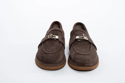 Pantofi casual din piele întoarsă gri, cu talpă groasă și accesoriu metalic