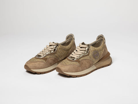 Casual sneakers with gold details