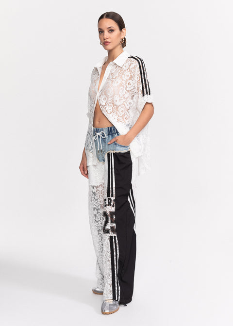 Pantaloni din dantela rafinata si denim cu detalii sportive