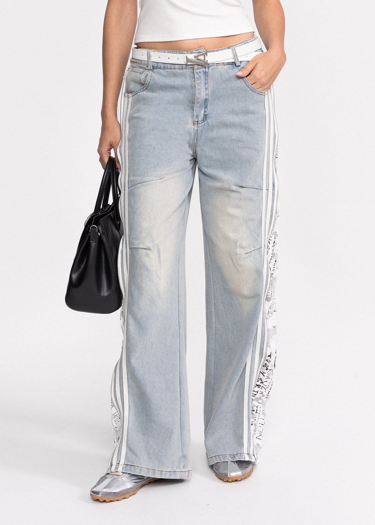 Blugi din denim cu croiala larga si insertii de dantela pe laterale