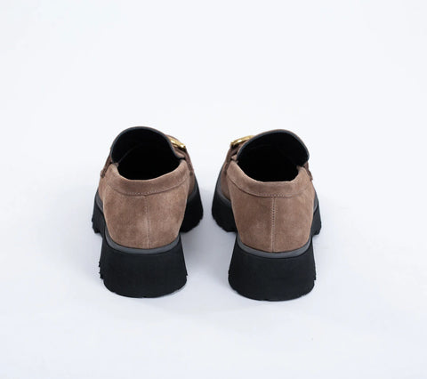 Loafers damă, din piele intoarsa, cu accesoriu auriu