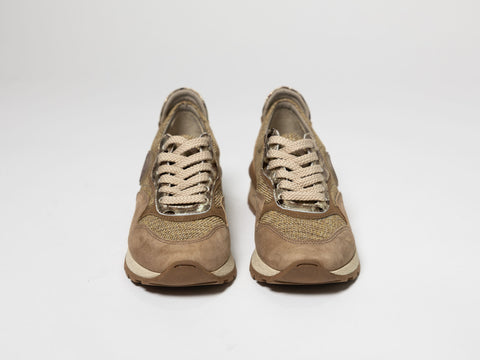 Casual sneakers with gold details