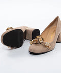 Pantofi cu toc și aplicații decorative