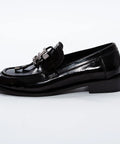 Pantofi loafer negri din piele lăcuită, cu accesoriu metalic, stil elegant