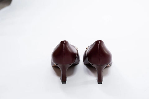 Pantofi eleganți din piele cu vârf ascuțit și toc subțire