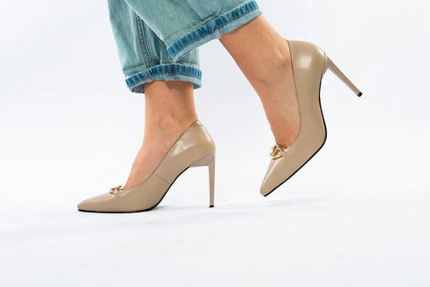 Pantofi stiletto nude cu accesoriu auriu - Annalafaet