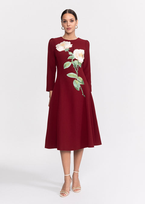 Rochie eleganta cu croiala in A, maneci lungi si aplicatie florala supradimensionata