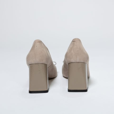 Elegant Shoes with Decorative Crystals