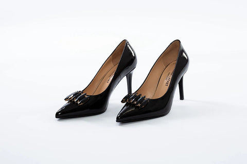 Pantofi negri, eleganți, din piele lăcuită