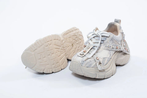Adidași din denim deschis și aplicații glam – stil urban boho – AnnaLaFaet