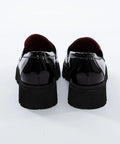 Pantofi loafer negri din piele lăcuită, cu talpă tip platformă și ciucuri