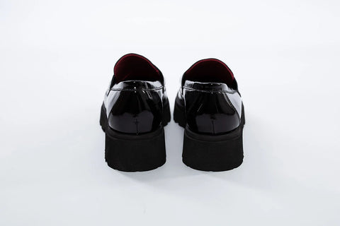Pantofi loafer negri din piele lăcuită, cu talpă tip platformă și ciucuri