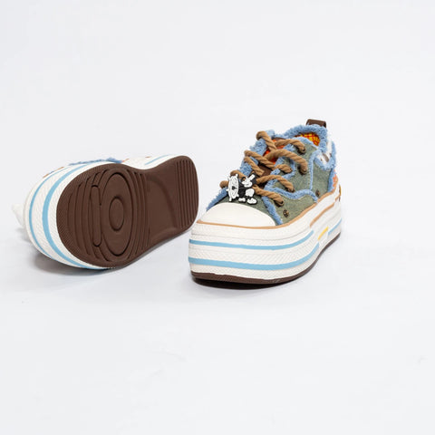 Adidași cu platformă joasă și accesorii 3D – Design creativ și urban-pop