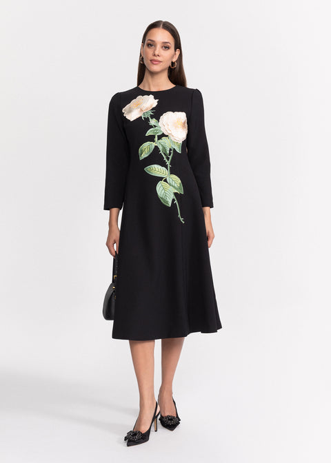 Rochie eleganta cu croiala in A, maneci lungi si aplicatie florala supradimensionata