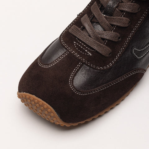 Leather sneakers with decorative stitching