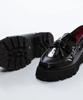 Pantofi loafer negri din piele lăcuită, cu talpă tip platformă și ciucuri