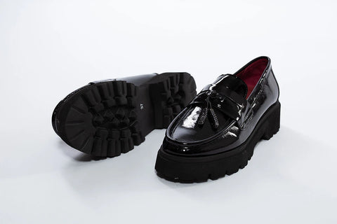 Pantofi loafer negri din piele lăcuită, cu talpă tip platformă și ciucuri