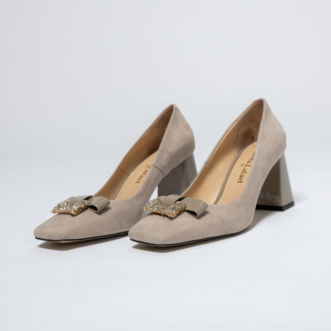 Elegant Shoes with Decorative Crystals