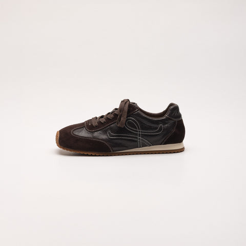 Leather sneakers with decorative stitching