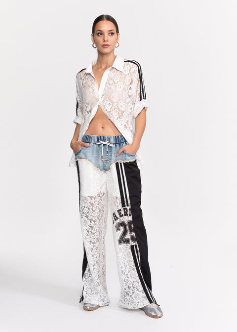 Pantaloni din dantela rafinata si denim cu detalii sportive