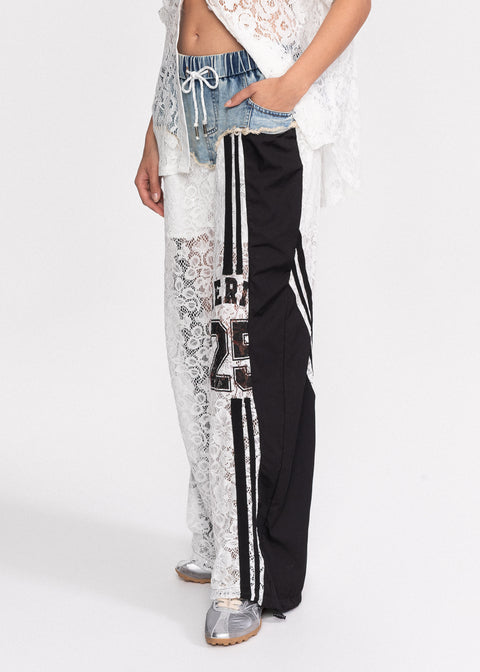 Pantaloni din dantela rafinata si denim cu detalii sportive