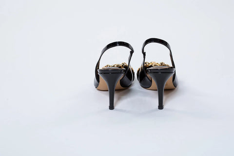 Pantofi din piele lăcuită cu accesoriu auriu – eleganță atemporală și rafinament desăvârșit