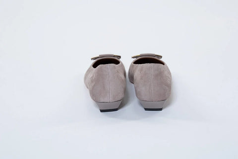 Pantofi damă din piele întoarsă cu accesoriu auriu – Eleganță discretă și confort