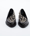 Pantofi din piele negri cu ținte metalice, eleganți și moderni.