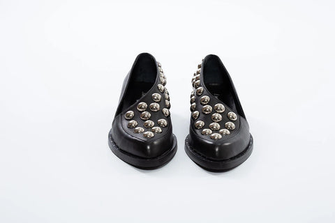 Pantofi din piele negri cu ținte metalice, eleganți și moderni.
