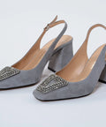 Pantofi din piele întoarsă gri cu accesoriu argintiu și toc de 8 cm – subtilitate, eleganță și detalii rafinate