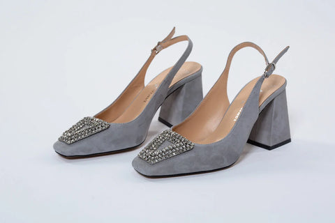 Pantofi din piele întoarsă gri cu accesoriu argintiu și toc de 8 cm – subtilitate, eleganță și detalii rafinate