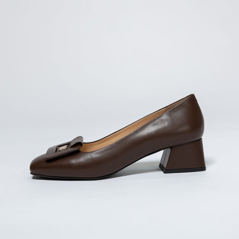 Elegant Leather Shoes with Decorative Accent