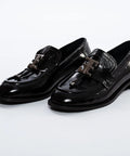 Pantofi loafer negri din piele lăcuită, cu accesoriu metalic, stil elegant