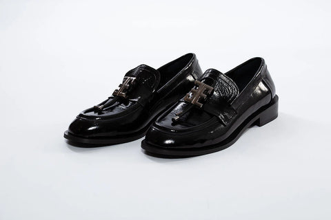 Pantofi loafer negri din piele lăcuită, cu accesoriu metalic, stil elegant