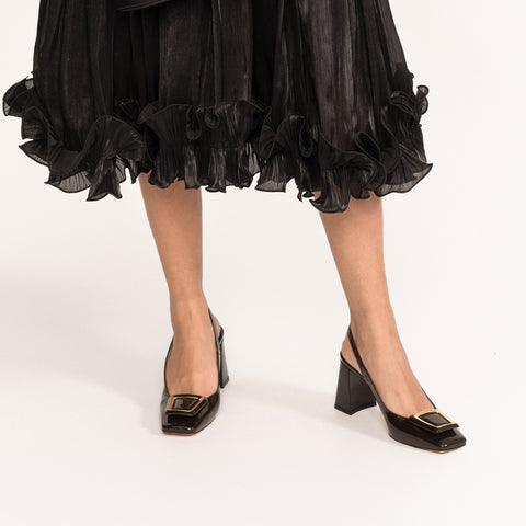 Pantofi eleganti din piele lacuita maro cu toc patrat si brosa decorativa